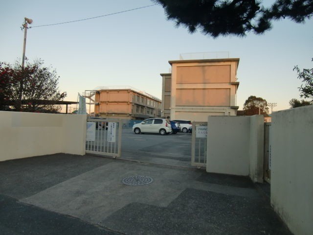 中学校　浜松市立新津中学校（中学校）まで685m