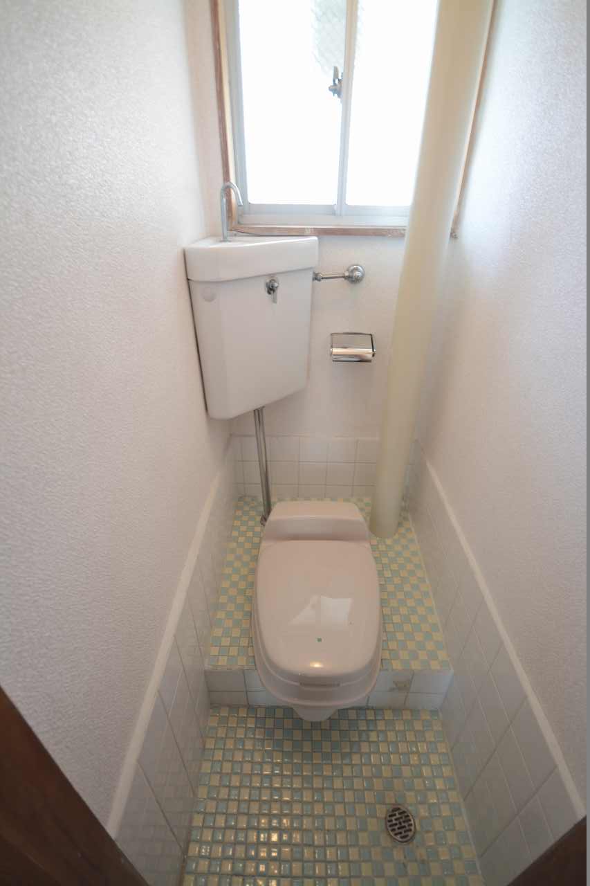 トイレ　同物件、別号室の写真です。