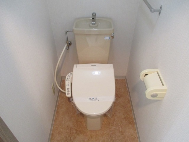 トイレ　トイレには快適な温水洗浄便座付です