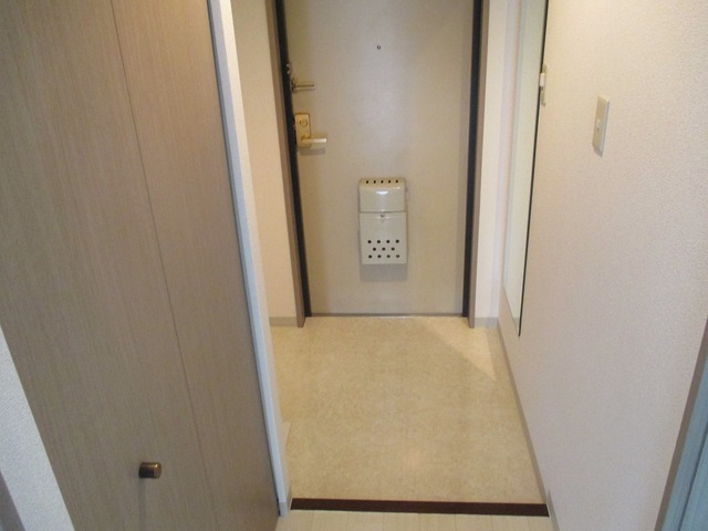 玄関　姿見鏡が付いている玄関です