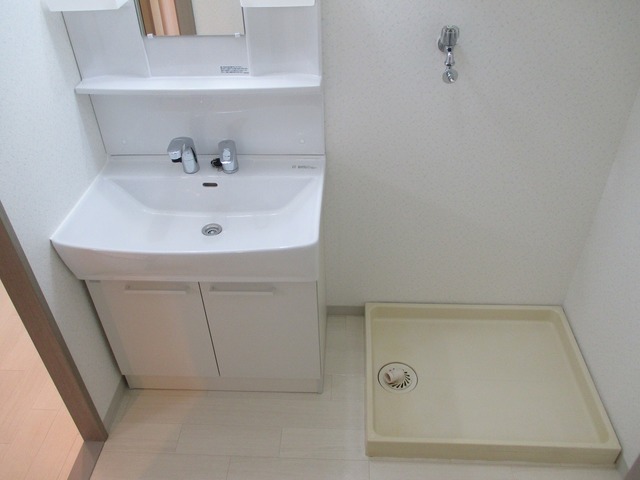 洗面設備　忙しい朝にうれしい洗髪洗面化粧台と洗濯機置き場です