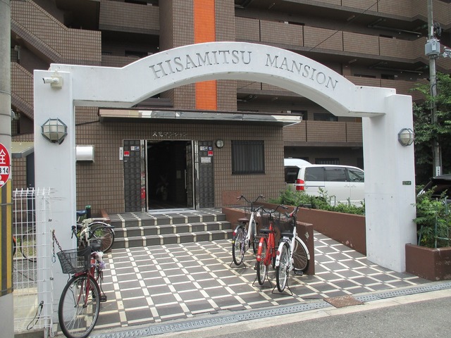 エントランス　落ちついた外観にマッチしたエントランスです