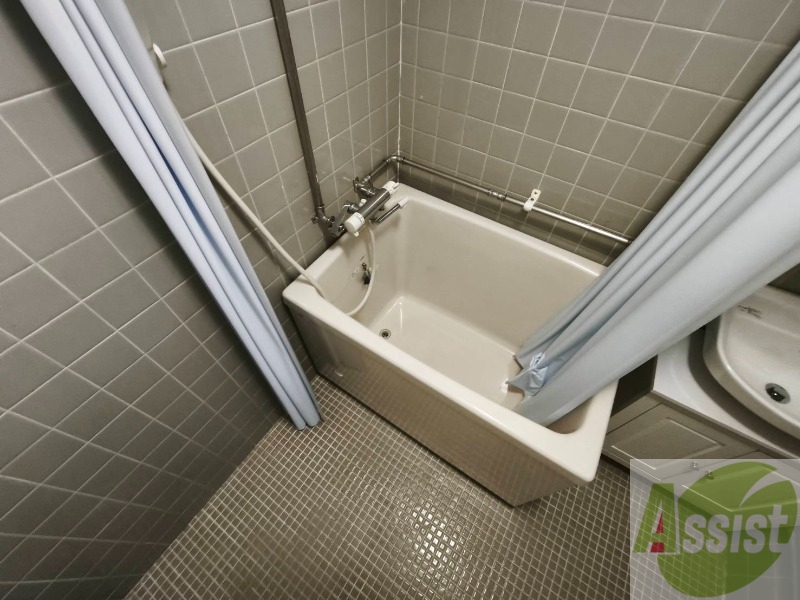 バス・シャワールーム　バスルームは狭すぎず、シャワーも浴びやすそうです。