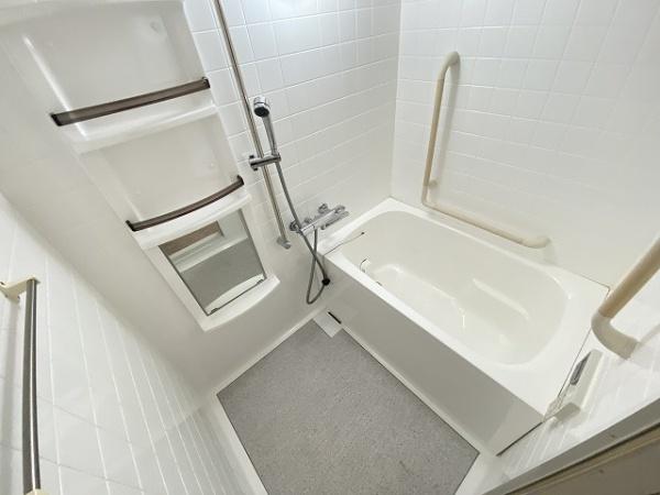 バス・シャワールーム　追い焚き機能付きバス！