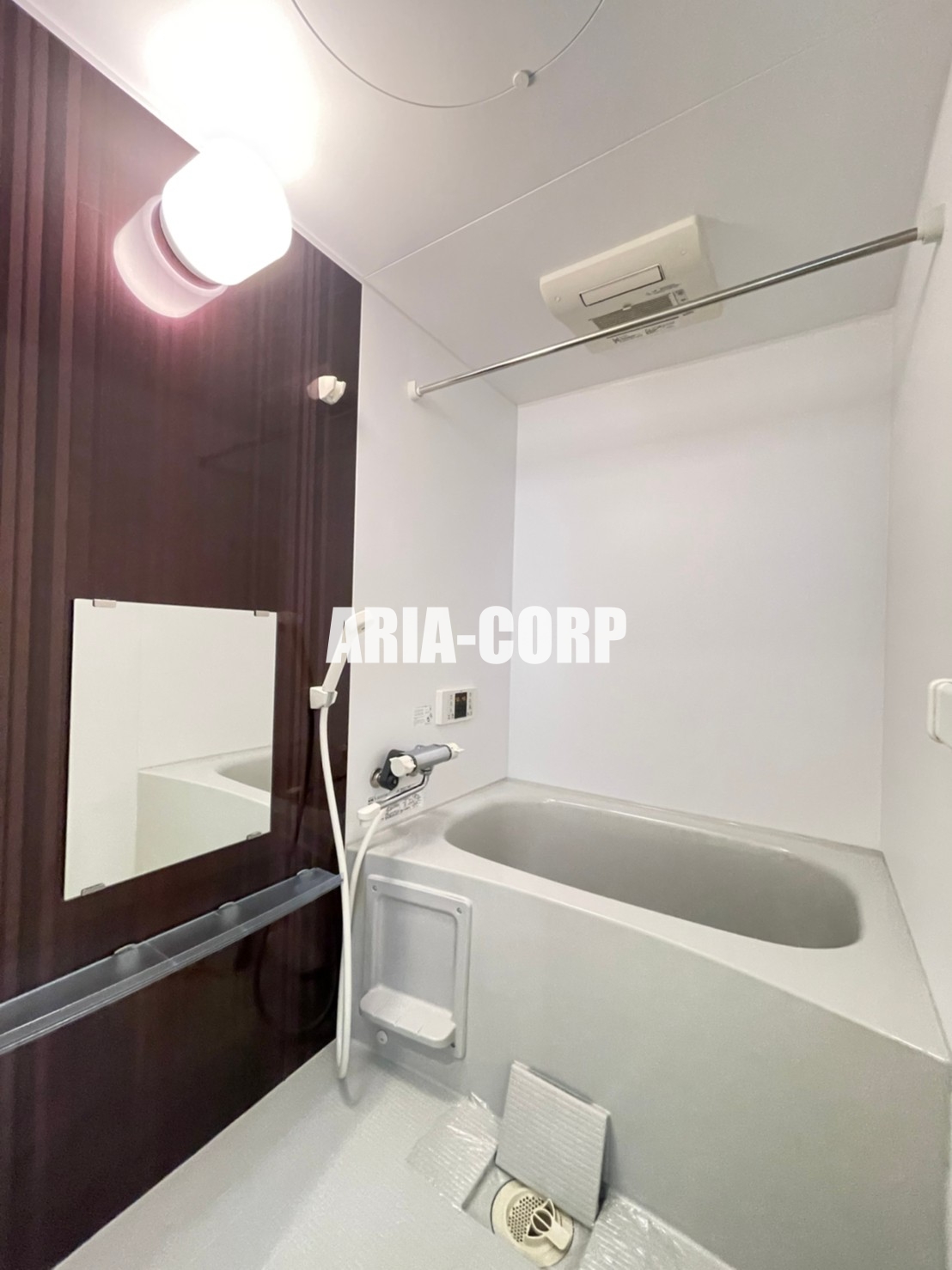 バス・シャワールーム　浴室乾燥付き。カラーパネル採用でお洒落なバスルームです。