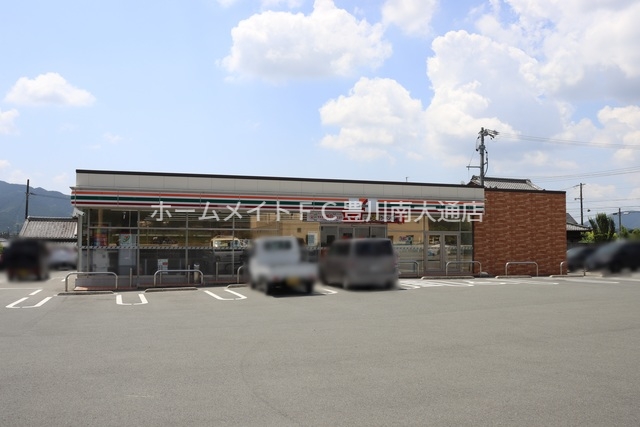 コンビニ　セブンイレブン新城上平井店（コンビニ）まで711m