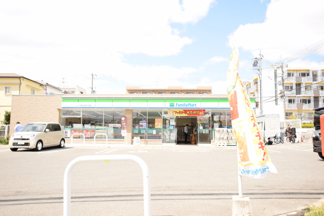 コンビニ　ファミリーマート吹田江坂五丁目店（コンビニ）まで655m