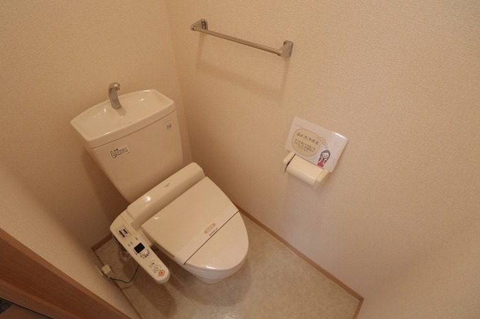トイレ　もちろん温水洗浄暖房便座です