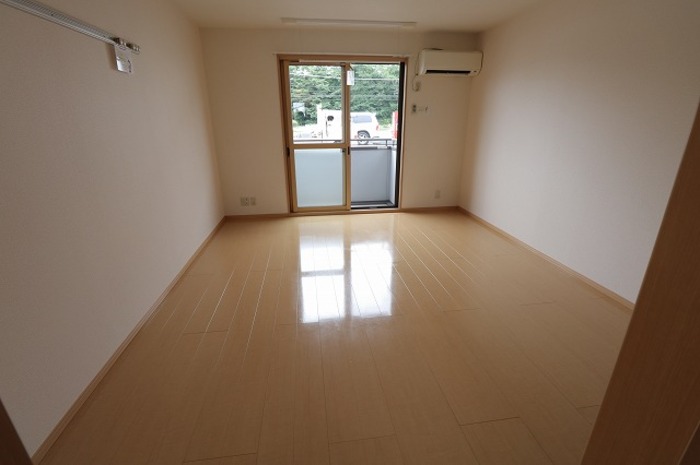 居室・リビング　居室全景（エアコン・室内物干し・ハングバー付）