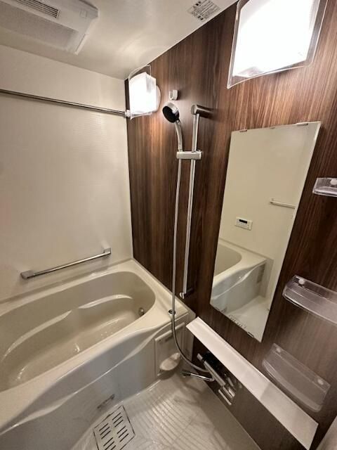 バス・シャワールーム　雨の日のお洗濯だけでなく、カビ予防にも大活躍の浴室乾燥機付♪