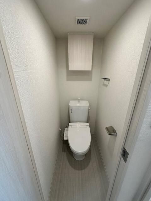 トイレ　白基調で清潔感のあるトイレです♪