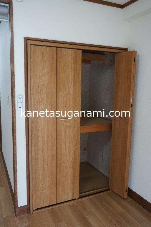 収納　洋風のクローゼット扉の中は仕切りがあり、使いやすさ◎！！