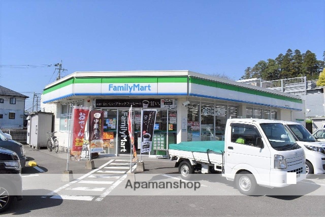 コンビニ　ファミリーマート（コンビニ）まで2028m