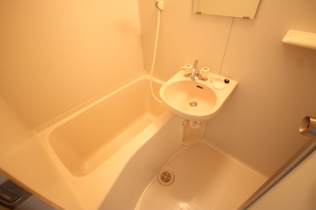 バス・シャワールーム　別部屋の参考写真です。