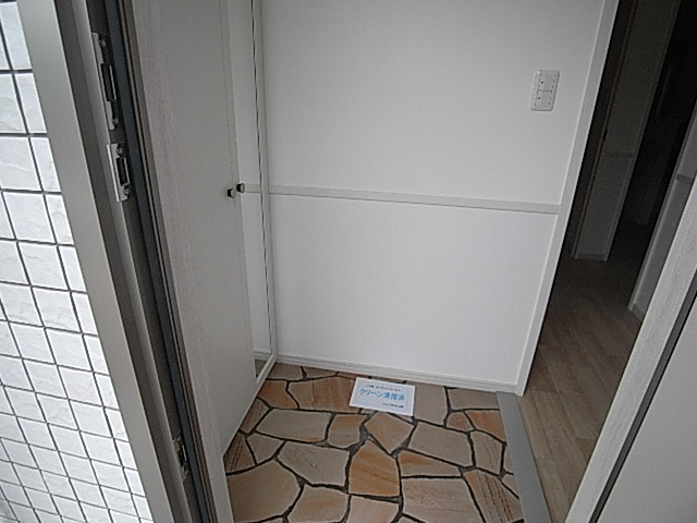 玄関　類似物件の写真になります。