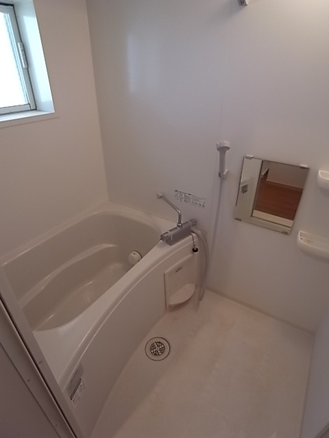 バス・シャワールーム　お風呂に窓がついていると換気が良いです。