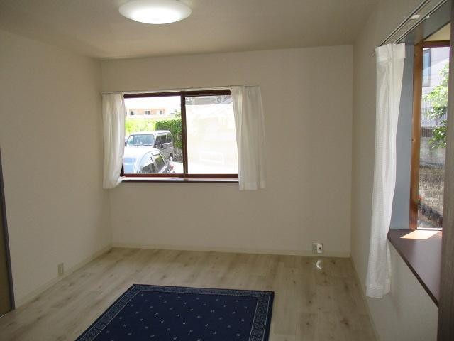 その他部屋・スペース　2面に窓があり明るい洋室☆