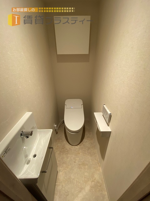 トイレ　上部の棚も嬉しい設備