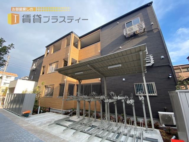 建物外観　ツートンカラーが目を惹きます。