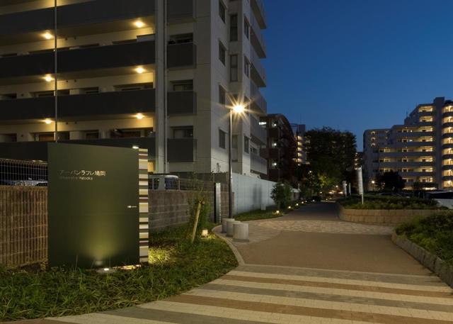 その他共有部分　団地北側エントランス（夜景）