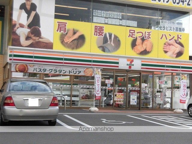 コンビニ　セブンイレブン（コンビニ）まで879m