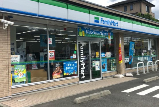 コンビニ　ファミリーマート 町田金井町店（コンビニ）まで355m