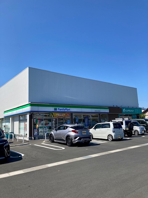 コンビニ　ファミリーマート 吉田町総合体育館前店（コンビニ）まで745m