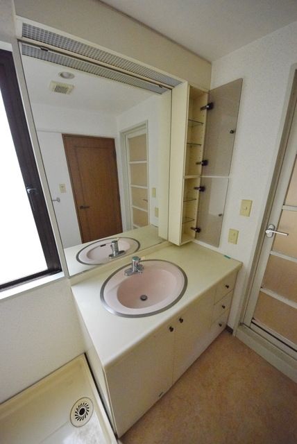 洗面設備　※同建物　反転タイプ間取り参考写真　現況優先