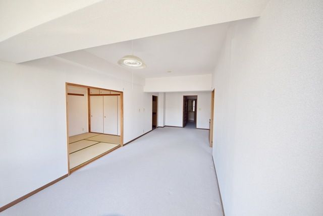 居室・リビング　※同建物　反転タイプ間取り参考写真　現況優先