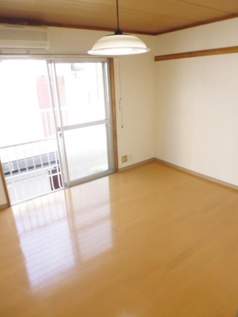 居室・リビング　★南東向きで日当たりの良い6帖の洋室★