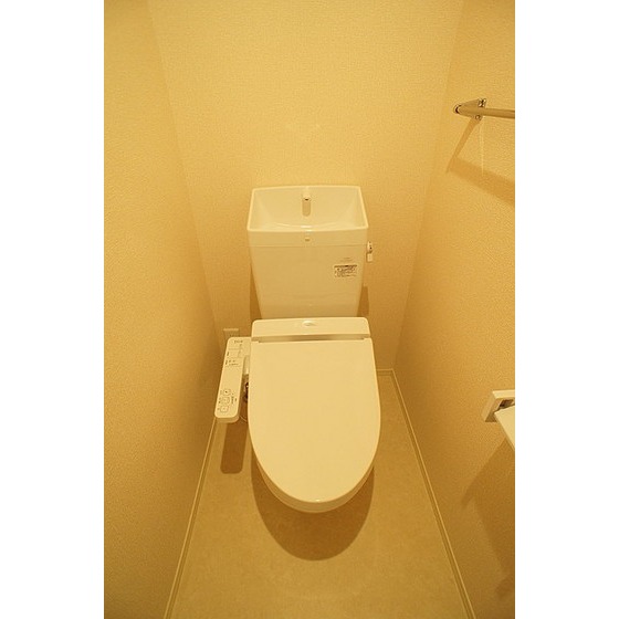 トイレ　温水洗浄暖房便座付き