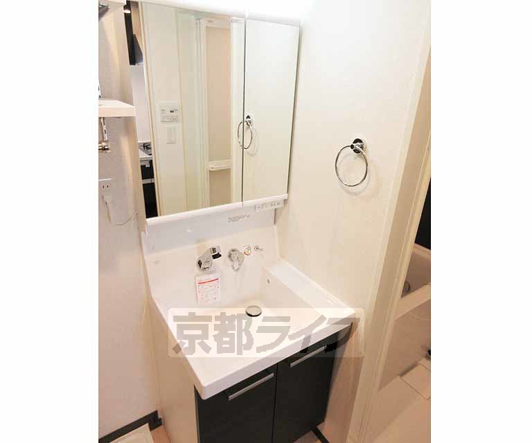 洗面設備　大きな鏡の独立洗面台です・