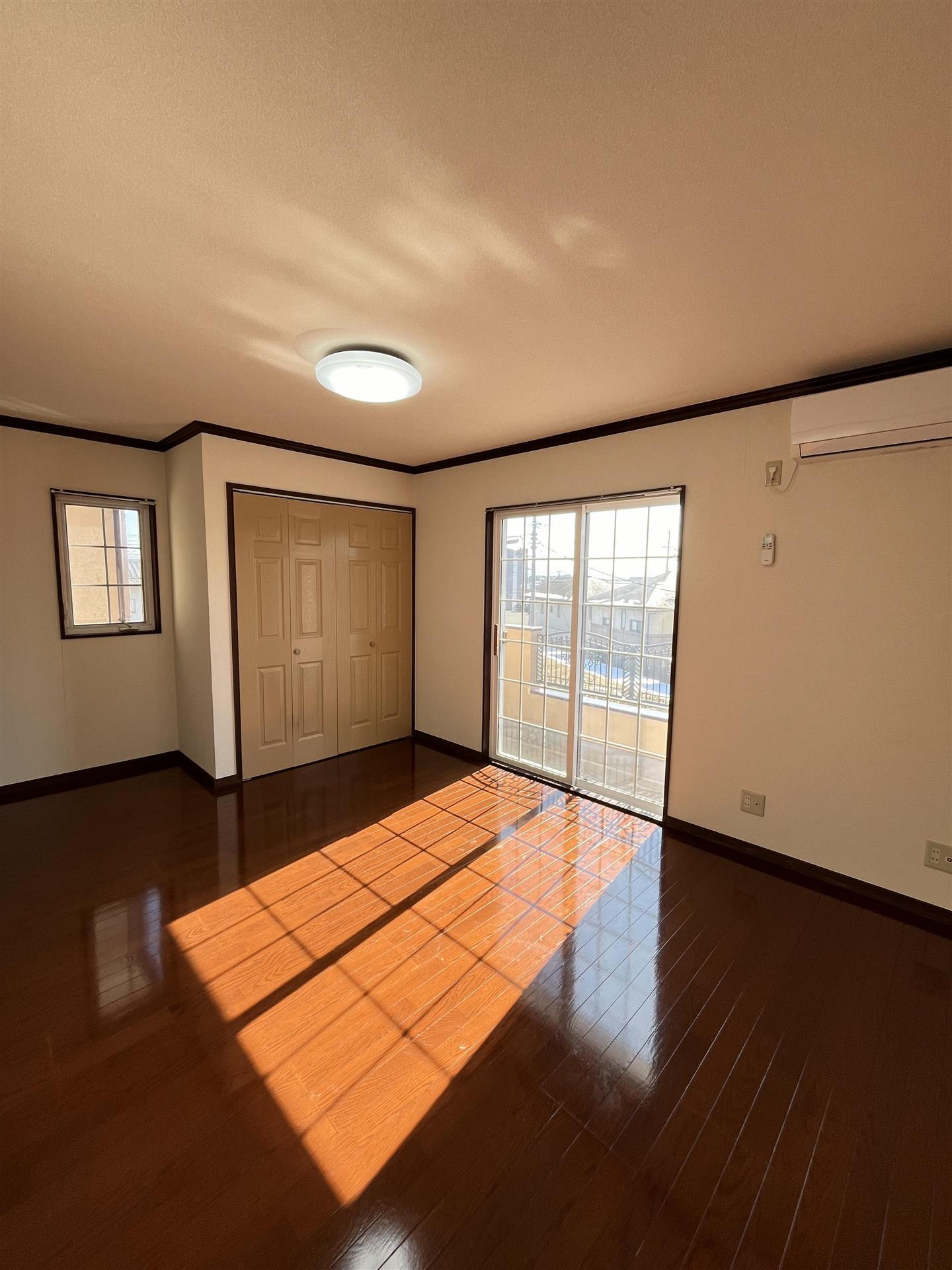 居室・リビング　南向きで陽当たり良好です