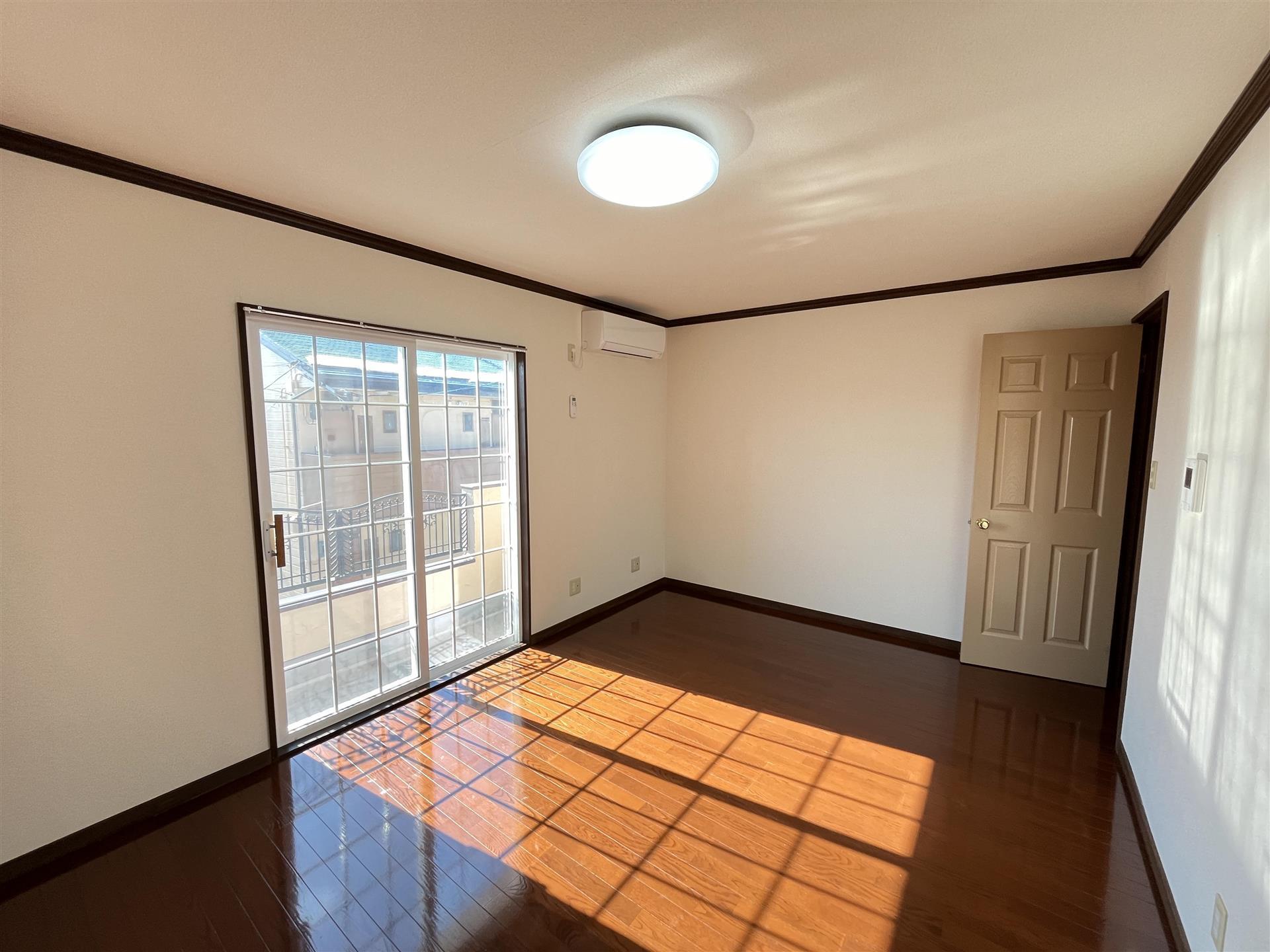 居室・リビング　2階角部屋の洋室