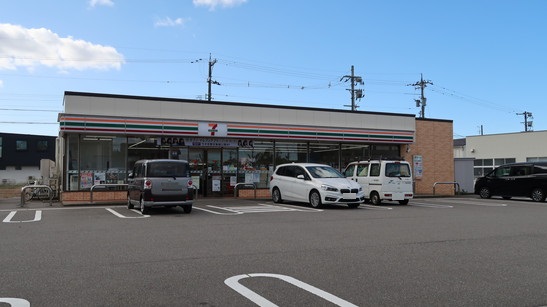 コンビニ　セブンイレブン金沢久安2丁目店（コンビニ）まで388m