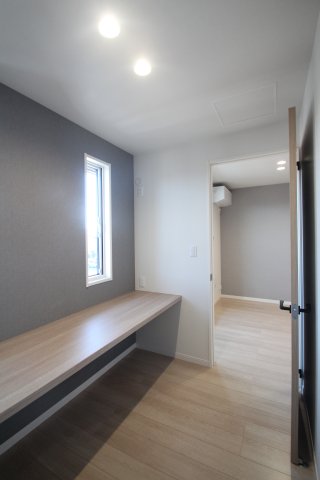 収納　リビングの隣にある３帖の納戸です