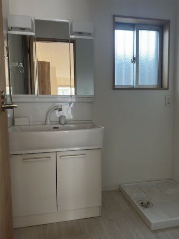 洗面設備　明るい洗面所です