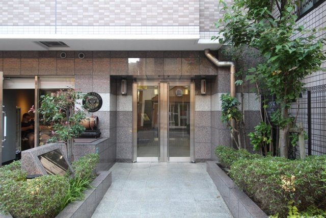 エントランス　落ち着いたエントランスです