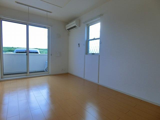 居室・リビング　こちらのリビングで趣味の時間をお楽しみください