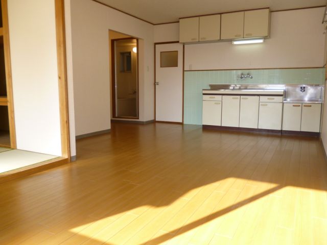 居室・リビング　キッチン横も広く冷蔵庫置けます