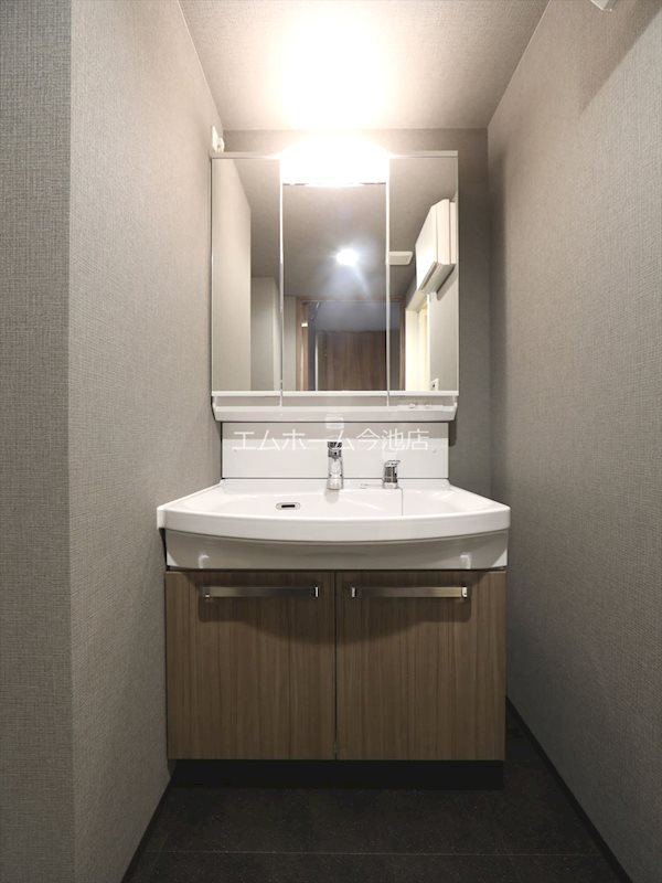 洗面設備　脱衣所　独立洗面台（シャンプードレッサー付）