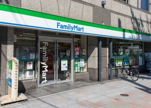 コンビニ　ファミリーマート 築地六丁目店（コンビニ）まで162m