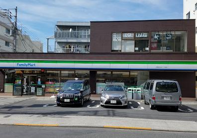 コンビニ　ファミリーマート 中野弥生町二丁目店（コンビニ）まで51m