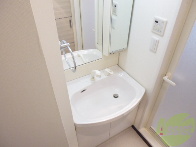 バス・シャワールーム　真っ白お風呂