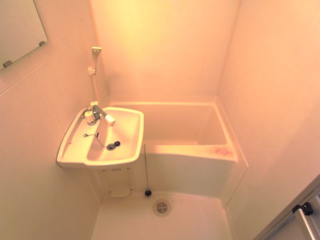 バス・シャワールーム　洗面台付きの便利なバスルーム