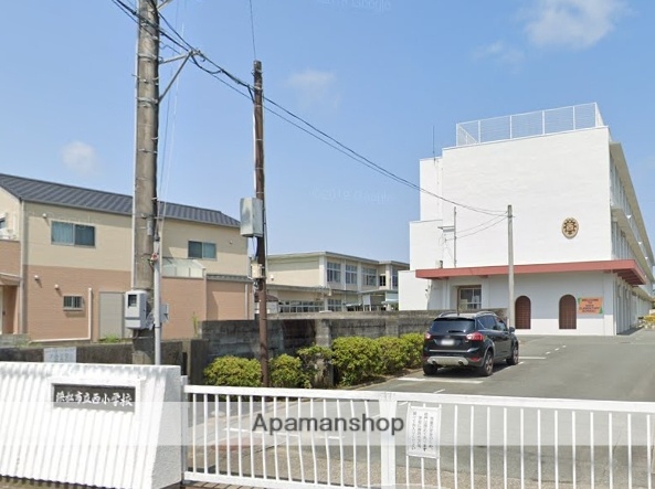 小学校　西小学校（小学校）まで743m