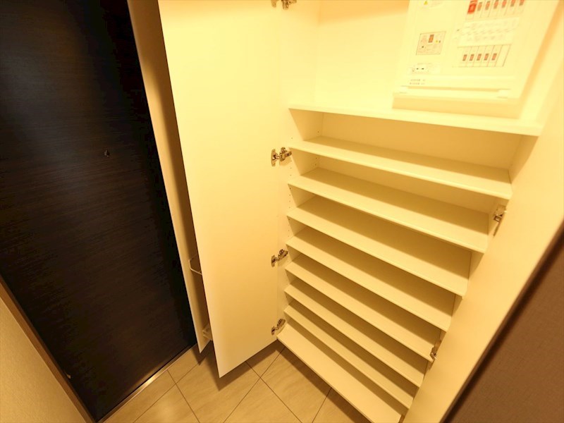 玄関　玄関　シューズボックス付（収納充実してます）