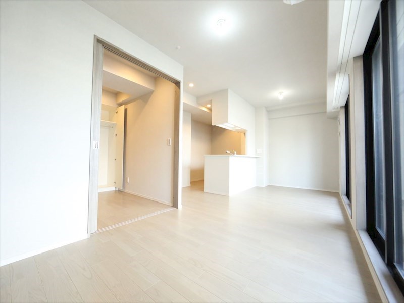 居室・リビング　ＬＤＫ15.5帖　カウンターキッチン　エアコン付　バルコニー