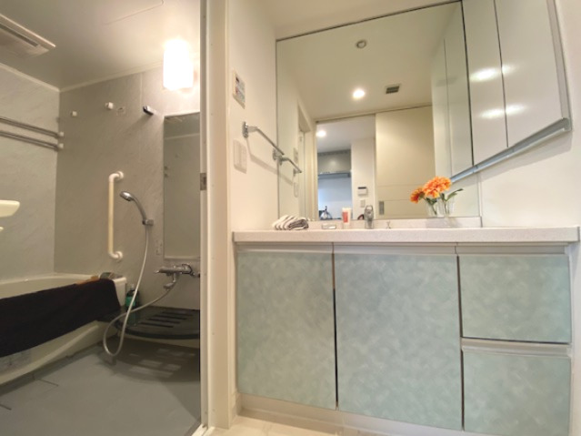 洗面設備　明るい洗面所です