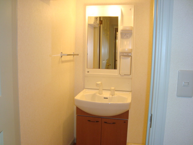 洗面設備　独立洗面台、小物を置くことができて便利です